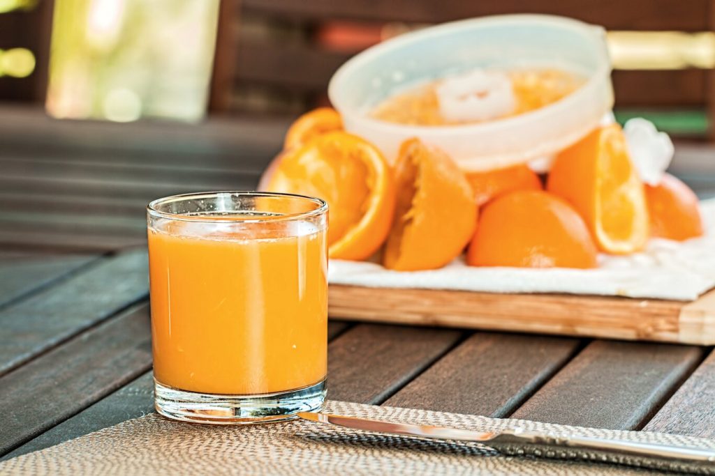 vous préparez un grand petit-déjeuner avec beaucoup de jus de fruits frais et quelques suppléments de vitamine C 